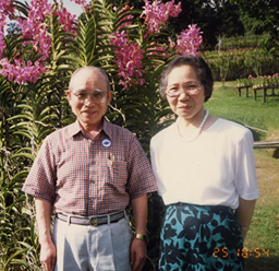 シンガポールにて妻・敏子と共に